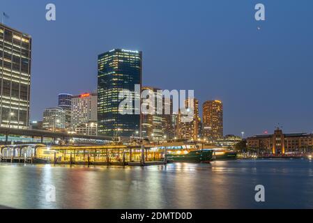 SYDNEY, AUSTRALIEN, 30. DEZEMBER 2019: Nachtansicht des Circular Quay in Sydney, Austalia Stockfoto