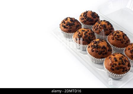 Gerade gebackene Schokolade Muffins isoliert auf weißem Hintergrund verpackt Stockfoto