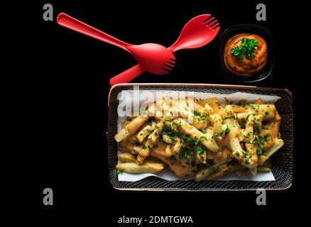 Klebriger Honig Chilischoten in würziger Sauce, Sesamsamen und grüne Zwiebeln in Nahaufnahme auf einem Teller auf dem Tisch. Horizontale Draufsicht von oben, Chil Stockfoto