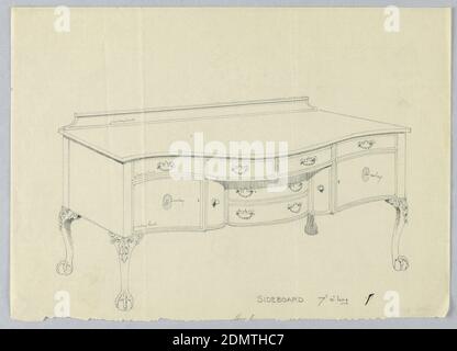 Design für Sideboard mit Cabriole Beine und Ball und Krallen Füße, A. N. Davenport Co., Graphit auf dünnem cremefarbenem Papier, großes längliches Sideboard mit vier geschwungenen Beinen mit Kugel- und Klauenfüßen, geschnitzt mit Akanthus-Verzierung; Serpentine dreiteilige Front mit vier passenden Schubladen über versenktem Mittelteil, der zwei weitere Schubladen mit kleiner Tür auf beiden Seiten hat; Mittelteil flankiert von zwei großen Türen; niedrige Rücksplash mit paterna Medaillon Dekoration Zentrum., 1900–05, Möbel, Zeichnung Stockfoto