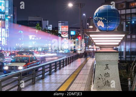 tokio, japan - november 02 2019: Autoscheinwerfer erleuchten die Olympische Brücke namens Gorinbashi, die für die Olympischen Sommerspiele 1964 in Harajuku geschaffen wurde Stockfoto