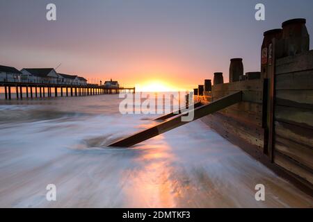 Sunrise, Southwold Pier, Suffolk, East Anglia, Großbritannien Stockfoto