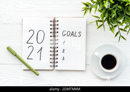 Inspiration Konzept - Neujahr Ziele in Notebook auf einem Tisch geschrieben, flach legen Stockfoto
