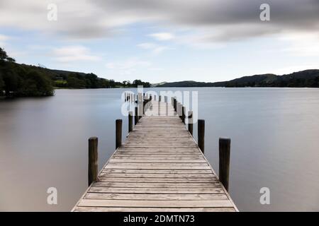 Langzeitaufnahme des Monk Coniston Anlegesteg, Coniston, Lake District Stockfoto