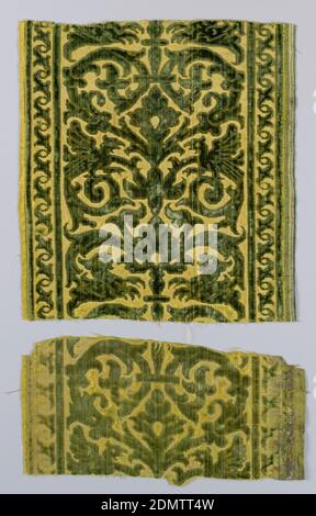 Bordüre Fragmente, Medium: Seidentechnik: Ergänzender Kettentriebungs- und ungeschnittener Hochstapel aus Satinfundament (Samt), symmetrisches Design von Rollen, Vögeln und Fabelwesen in grünem Schnitt und ungeschnittenem Samtstapel auf gelbem Satinfeld. Selvage entlang der rechten Seite des Bauteils a., Italien, 17. Jahrhundert, gewebte Textilien, Grenzfragmente Stockfoto