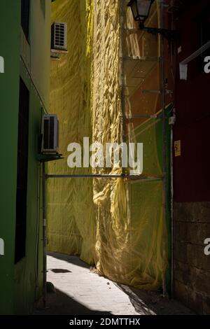 Denia, Costa Blanca, Alicante, Spanien. Ein altes Gebäude, das in der Küstenstadt des Mittelmeers renoviert wird. Stockfoto