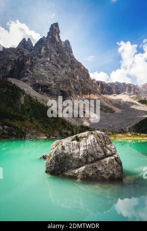 Schöner Bergsee in den Dolomiten. Sorapis See Stockfoto