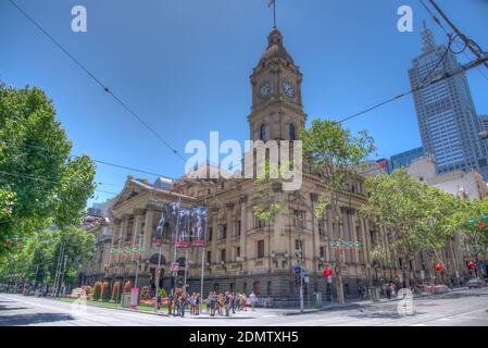 MELBOURNE, AUSTRALIEN, 31. DEZEMBER 2019: Menschen passieren das Rathaus von Melbourne, Australien Stockfoto