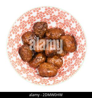 Draufsicht auf gekochte schwedische Fleischbällchen in Schüssel isoliert auf Weißer Hintergrund Stockfoto