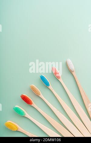 Ein Set umweltfreundlicher antibakterieller Zahnbürsten aus Bambusholz auf hellgrünem Hintergrund. Trends im Bereich Umweltschutz. Stockfoto