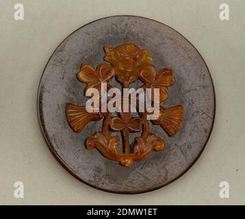 Knöpfe, Muschel mit Komposition Ornament, Messing, vier runde Knöpfe der Muschel, mit Komposition in Design von Spray aus Rose, Kleeblatt und Distel., auf Karte 2, Ende des 19. Jahrhunderts, Kostüm & Accessoires, Dekorative Künste, Knöpfe Stockfoto