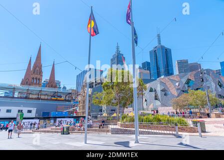 MELBOURNE, AUSTRALIEN, 31. DEZEMBER 2019: Die Menschen schlendern durch den Federation Square in Melbourne, Australien Stockfoto