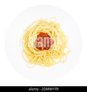 Draufsicht auf servierte Spaghetti alla Sorrentina auf weißem Teller Isoliert auf weißem Hintergrund Stockfoto