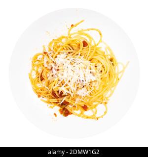 Draufsicht auf Teil der Spaghetti alla Sorrentina auf weiß Platte isoliert auf weißem Hintergrund Stockfoto