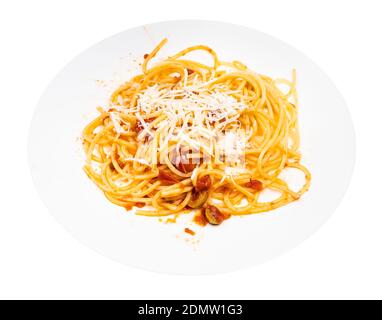 Portion Spaghetti alla Sorrentina auf weißem Teller isoliert auf Weißer Hintergrund Stockfoto
