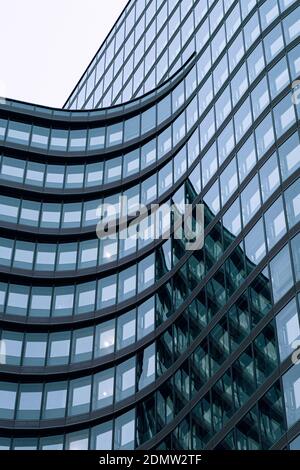 Eine vertikale Aufnahme eines abstrakten, modernen Gebäudes Stockfoto
