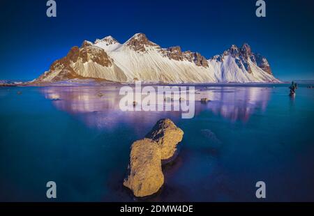 Bergsteiger bei Sonnenaufgang in stokksnes Stockfoto