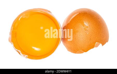 Draufsicht auf abgetrenntes Eigelb in Schale und braun Eierschale isoliert auf weißem Hintergrund Stockfoto