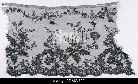 Fragment, Medium: Seidentechnik: Klöppelspitze, Chantilly-Stil, Chantilly-Spitze - a/, b/, c/, und d/ zeigen die Gestaltung von Zweigen mit Blumen und Blättern, die aus der Kuppelborte steigen., Frankreich oder Belgien, 19. Jahrhundert, Spitze, Fragment Stockfoto