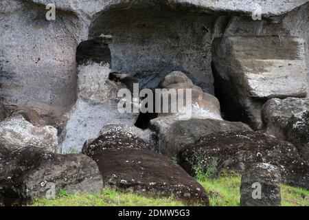 Moai, die nie im Steinbruch von Rano Raraku, Osterinsel, Chile, Südamerika fertiggestellt wurden Stockfoto
