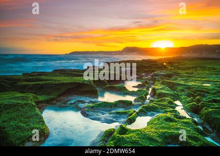 Sonnenaufgang am laomei Grün reef, nördlichen Küste Stockfoto