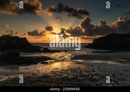 Sonnenuntergang über dem Strand in Porth Dafarch, Anglesey, North Wales Stockfoto