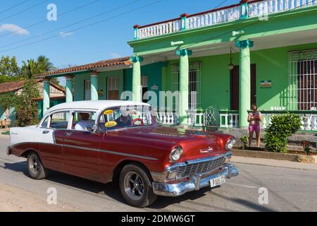 Oldtimer fahren in Vinales Kuba Stockfoto