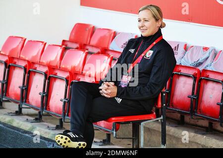 Newport, Großbritannien. August 2018. Jayne Ludlow Wales Manager sitzt und lächelt. Wales Women gegen England Women, WM-Qualifikationsspiel 2019 Stockfoto