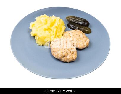 Portion hausgemachter gedämpfter roter Fischschnitzel und Kartoffelpüree Auf blauer Platte isoliert auf weißem Hintergrund Stockfoto