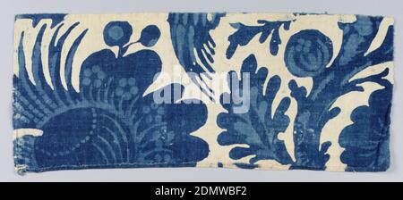 Fragmente, Medium: Baumwolle Technik: Block bedruckt mit Resist Paste, Indigo gefärbt, Leinwandbindung, Baumwolltextilien Fragmente mit Resist Farbstoff zeigt Blumen in zwei Blautönen auf weißem Hintergrund. Design, unvollständig, zeigt Vogel im Laub, und große Blatt und Blume., England, USA, Ende 18.–Anfang 19. Jahrhundert, bedruckte, gefärbte & bemalte Textilien, Fragmente Stockfoto