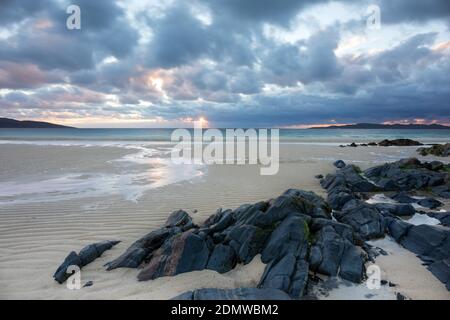 Sonnenuntergang über Borve Beach mit Taransay am Horizont, Isle of Harris, Schottland Stockfoto