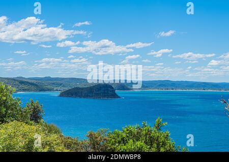 Dies ist eine kleine Insel mit Blick auf Palm Beach sydney Australien Stockfoto