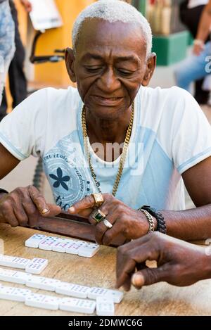 Männer spielen Dominosteine auf der Straße, Trinidad , Zentral-Kuba Stockfoto