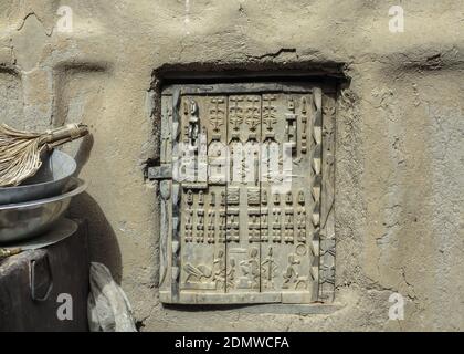 Holzskulpturen auf Dogon Türen in Sangha, Mali, Afrika Stockfoto