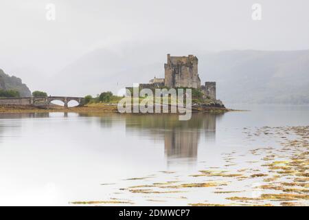 Eilean Donan Castle im Nebel, Schottland Stockfoto