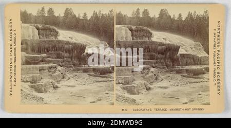 Sechsunddreißig ausgewählte Haynes Stereoskopische Ansichten des Yellowstone National Park, cremefarbener Karton, roter Papierlaminatkarton (Karton) mit abnehmbarer Oberseite, mit gedrucktem schwarzem Text auf braunem Papier vorne, hinten und oben. Fasst 36 Stereobilder (Albumen-Silberdrucke) der wichtigsten landschaftlichen Ansichten des Yellowstone Parks auf cremefarbenem Karton., 1881–88, Ephemera, Box mit stereoskopischen Ansichten, Box mit stereoskopischen Ansichten Stockfoto