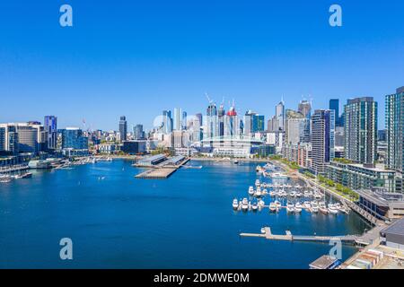 MELBOURNE, AUSTRALIEN, 1. JANUAR 2020: Bootsanlegestelle im docklands-Viertel von Melbourne, Australien Stockfoto