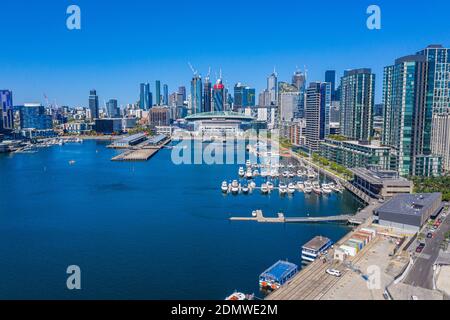 MELBOURNE, AUSTRALIEN, 1. JANUAR 2020: Bootsanlegestelle im docklands-Viertel von Melbourne, Australien Stockfoto