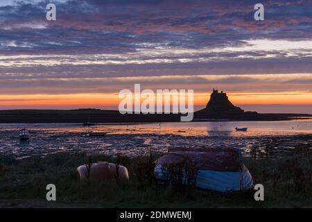 Spektakuläre Sunrise Holy Island, Lindisfarne, Northumberland, Großbritannien Stockfoto