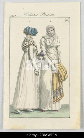 Tafel 51, Costume Parisien (Pariser Kostüm), Journal des Dames et des Modes (Journal of Ladies and Fashion), Carle Vernet, französisch, 1758–1836, Pierre-Antoine Leboux de La Mésangère, französisch, 1761–1831, Gravur, handbemalt mit Pinsel und Aquarell auf weißem Papier, Modeillustration mit zwei Frauen in langen Tragen, Weiße Kleider stehen nebeneinander. Die Frau auf der rechten Seite steht dem Betrachter gegenüber und neigt ihren Kopf leicht nach links, wobei sie einen gelben Schal mit einem bunten Paisley-Druck unten hält. Sie trägt auch rosa Schuhe und eine weiße Haube mit rosa Besatz. Stockfoto