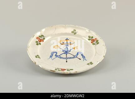 Teller, Zinn-glasierte Steingut, achteckige Muschelform, verziert mit abwechselnd großen und kleinen Laubsprays. In der Mitte, gekreuzt Crosier, Schwert und Spaten mit Fleur-de-Lis am Kreuzungspunkt; oben, königliche Krone; unten, Banderole eingeschrieben: Viva la Nation. Blau, gelb und violett in der Mitte; grün und rot auf Marly., Frankreich, 19. Jahrhundert, Keramik, Dekorative Künste, Teller Stockfoto