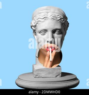 Collage mit Gipskopfmodell, Statue und weiblichem Portrait isoliert auf blauem Hintergrund. Negatives Leerzeichen zum Einfügen des Textes. Modernes Design. Zeitgenössische farbenfrohe und konzeptuelle helle Kunstcollage. Stockfoto
