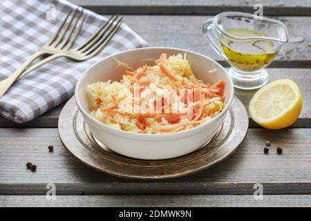 Karotten- und Kohlsalat. Gesunde Ernährung Stockfoto