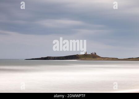 Dunstanburgh Castle von Embleton Bay, Northumberland Küste Stockfoto