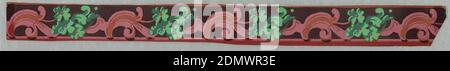 Bordüre, Blockdruck, abwechselnd Schriftrollen und Blumenformen. Gedruckt in Pink und Grün auf tiefviolettem Boden., Frankreich, ca. 1850, Wandverkleidungen, Bordüre Stockfoto