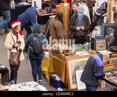 Einkäufer auf dem Old Spitalfield's Market in London, der aufgrund der steigenden Fallzahlen unter Tier-3-Beschränkungen für Coronaviren steht. Stockfoto