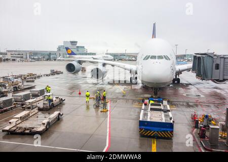 Flughafen Frankfurt mit einem Flugzeug, das mit einem Rückschlag ausrollt Schlepper Stockfoto