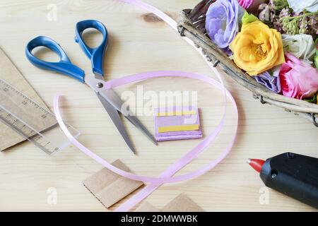 Florist bei der Arbeit: Wie man eine Handgelenk Corsage machen. Schritt für Schritt, Tutorial. Stockfoto