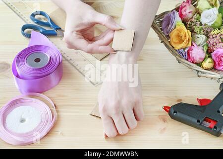 Florist bei der Arbeit: Wie man eine Handgelenk Corsage machen. Schritt für Schritt, Tutorial. Stockfoto