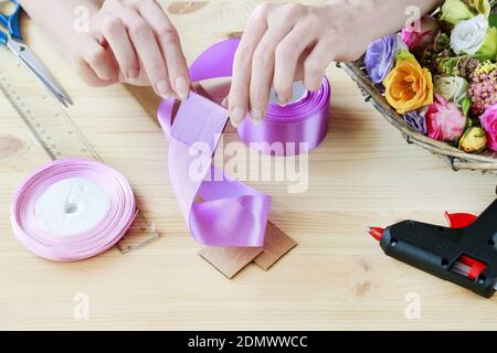 Florist bei der Arbeit: Wie man eine Handgelenk Corsage machen. Schritt für Schritt, Tutorial. Stockfoto